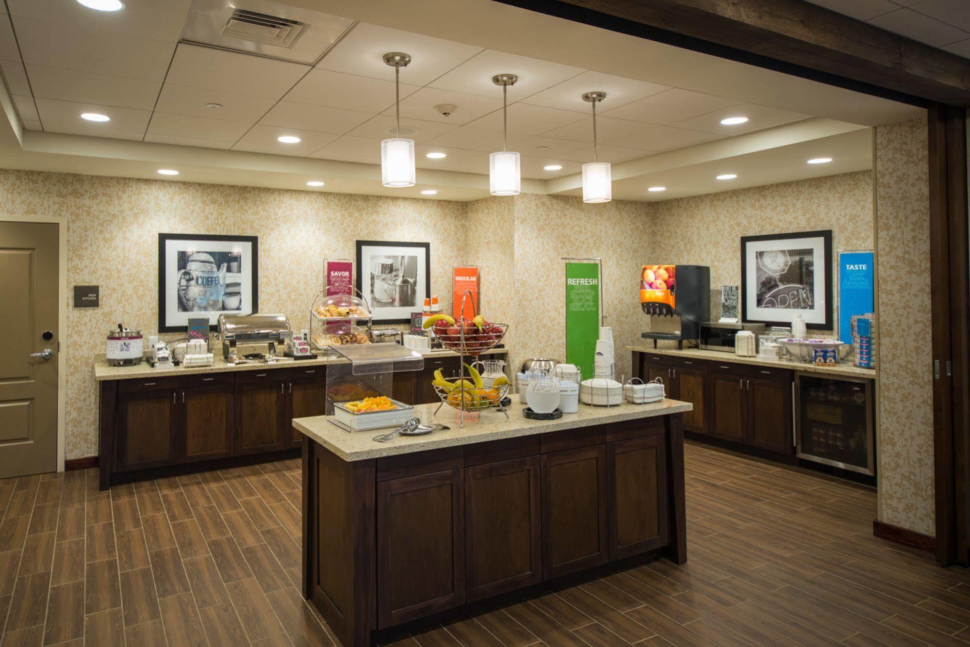 Hampton Inn & Suites Manchester, Vt Экстерьер фото